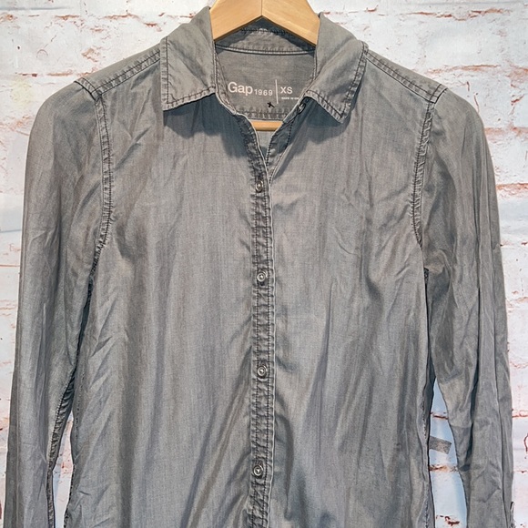 Gap gray lightweight shirt XS button down collared neck cuffs hi low hem loose - Picture 2 of 11